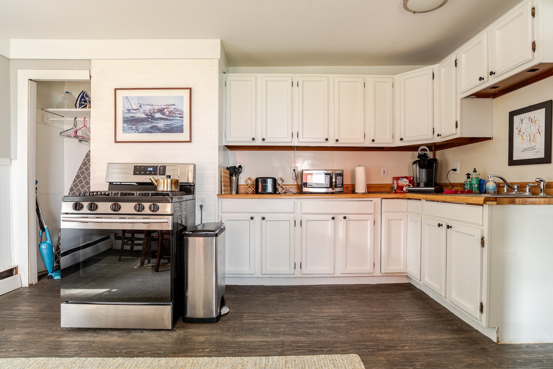 Walk to Old Port ♦ West End Condo ♦ Parking — photo 4