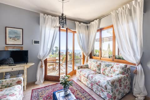 Successful Airbnb property: Villino Aurelia, green, peaceful, seaside. Parking space in Alassio