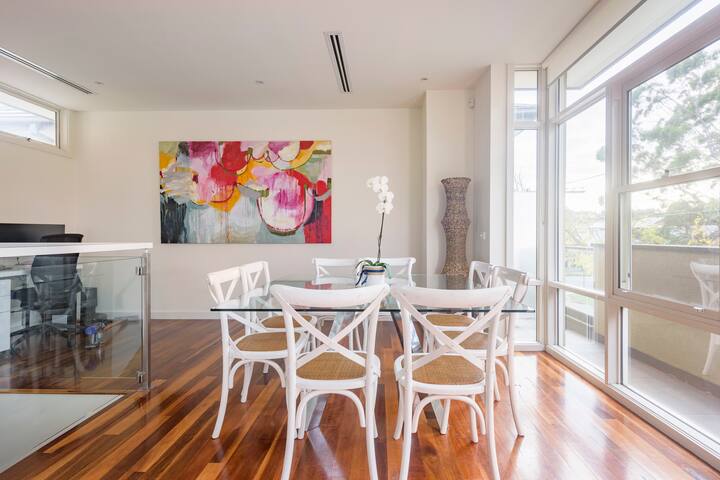 Modern Towhouse 4 Bedrooms gallery image 3