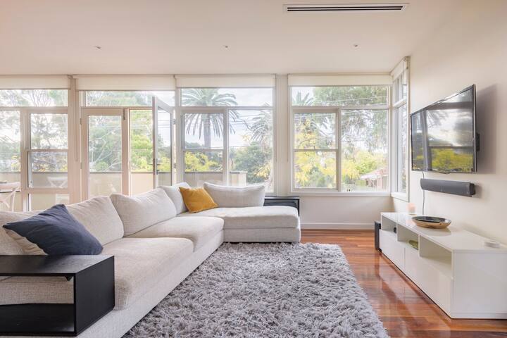 Modern Towhouse 4 Bedrooms gallery image 2