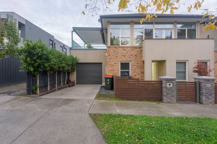 Modern Towhouse 4 Bedrooms