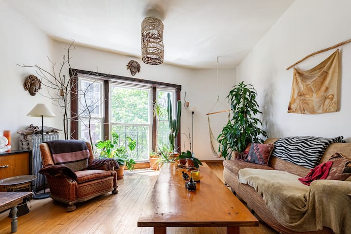 Private room w/bath in urban canopy