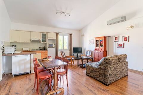Top Airbnb: Charming T2/terrace 2/4 pers Pernes les Fontaine in Pernes Les Fontaines