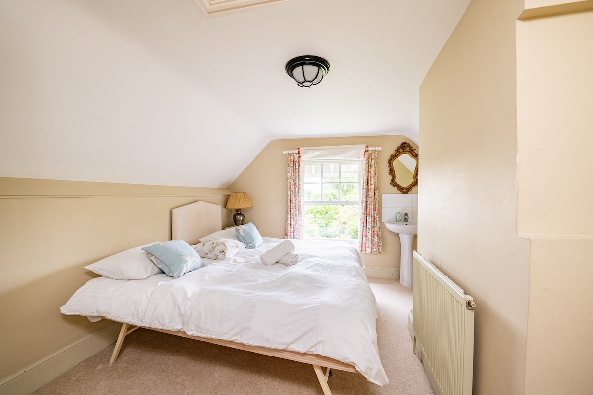 2 единични легла, които могат да бъдат превърнати в 1 двойно легло