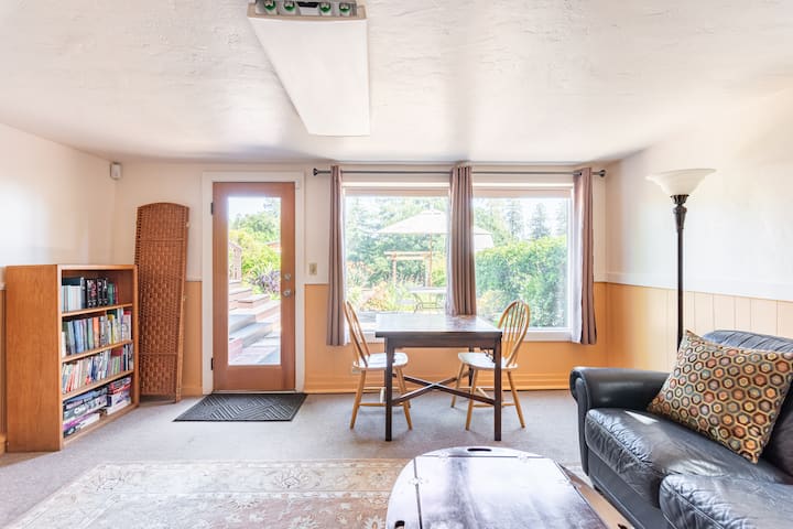 Lola's: Spacious Studio With Garden View - Oakland, CA