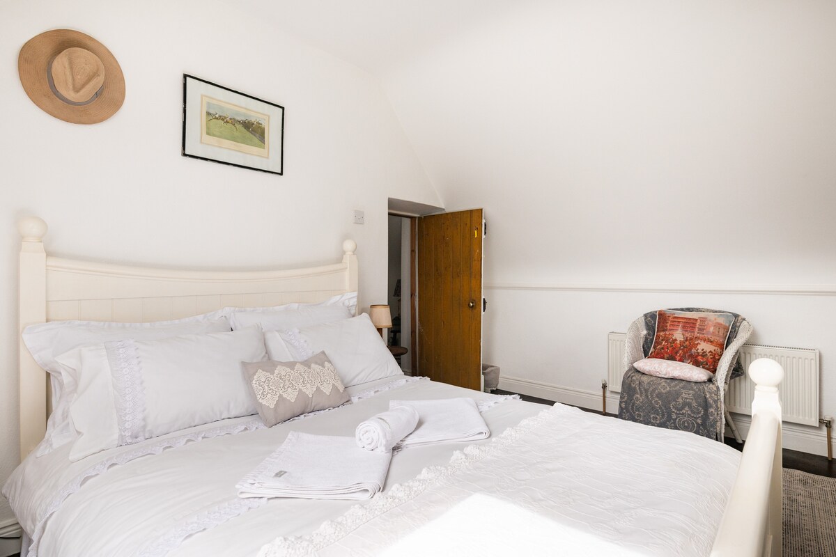 חדר השינה שלכם עם מגבות ומצעים נקיים. 