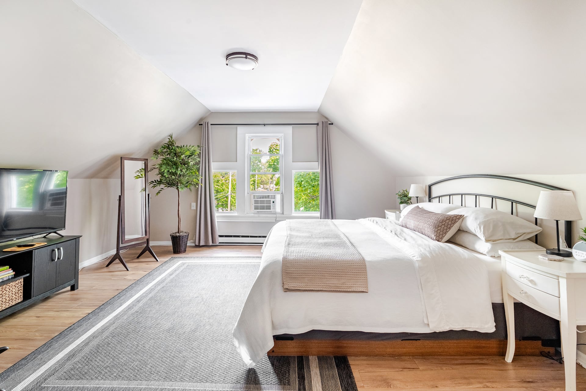 The A Suite - Spacious Unit with a King Size Bed