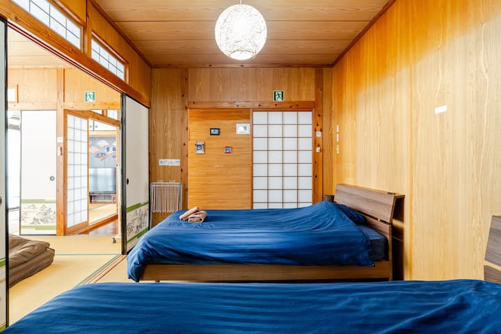 ベッドを優先してセットします。2名様はベッドのみのセットとなります。7名様以上はダブルベッドを 2名で使用していただくことになります。ベッドは優先的に設定されます。2名様にはベッドのみが設置されます。7名様以上には2名様用のダブルベッド1台が設置されます。 