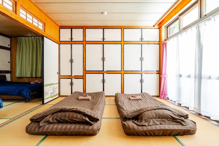 布団は3名以上の場合セットします。最大4つの布団をセットできます。
Futons are set up for 3 or more people. A maximum of 4 futons can be set.