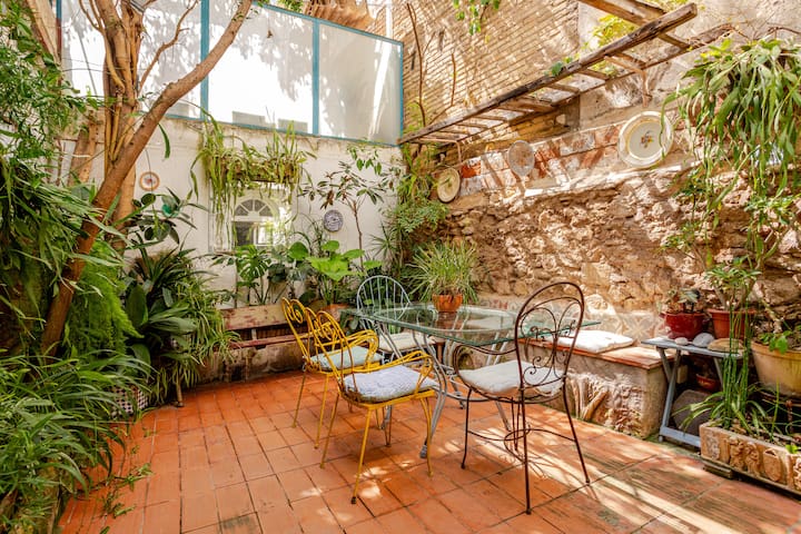 “El patio de Gràcia” vintage home