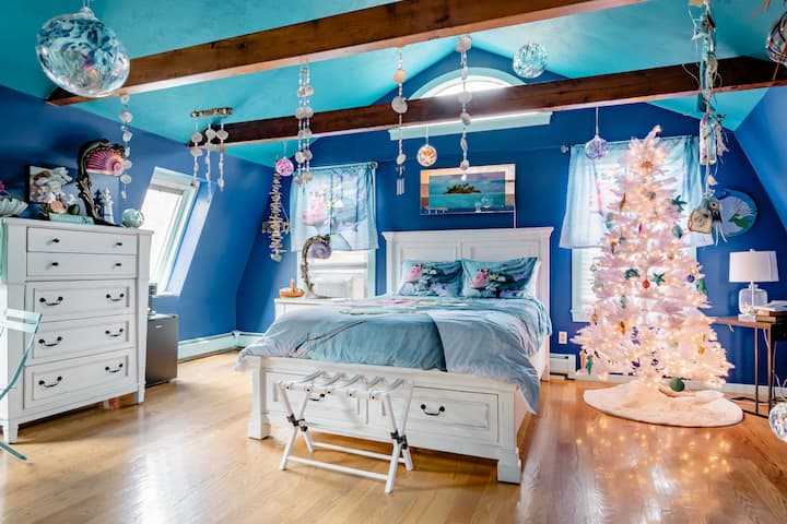 Mermaid room with a year round tree !