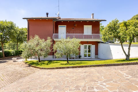 Peace, Brightness, Comfort a Stone's Throw from Garda 1