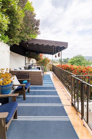 Eagle Rock Hilltop Retreat – Amazing Downtown View gallery image 3