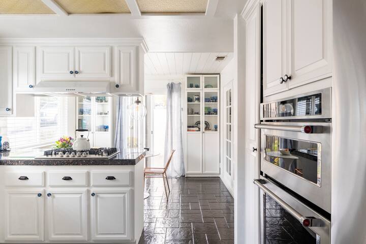 Eagle Rock Hilltop Retreat – Amazing Downtown View gallery image 4