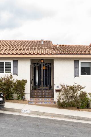 Eagle Rock Hilltop Retreat – Amazing Downtown View gallery image 5