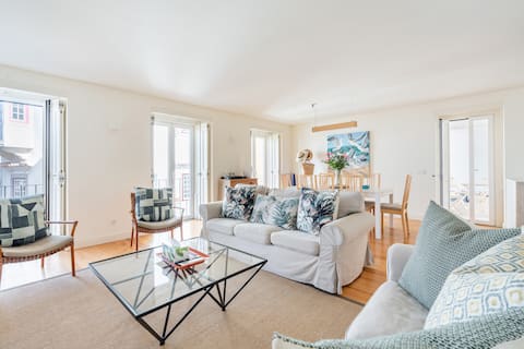 Imóvel de sucesso: Gorgeous New Beach View Apartment with Balcony em Cascais
