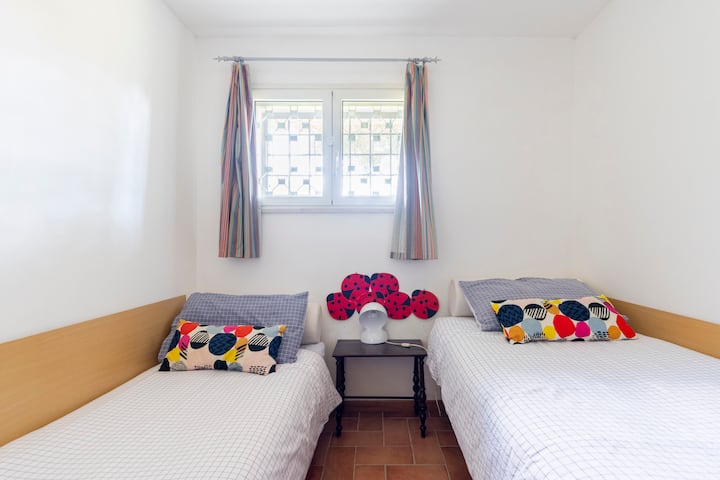 غرفة نوم بسريرين، واحد من 90 سم. وواحدة من 80cn.