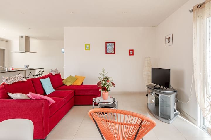 客厅配备沙发、电视、开胃酒咖啡桌