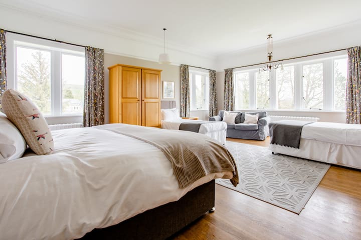 Habitación uno con una cama súper king y dos individuales. Esta habitación también puede ser cuatro individuales previa solicitud.