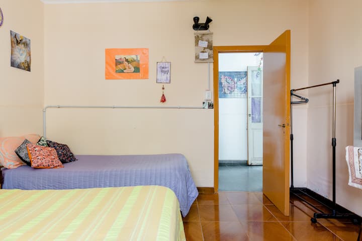 HABITACIÓN PRIVADA esa es la puerta de entrada.