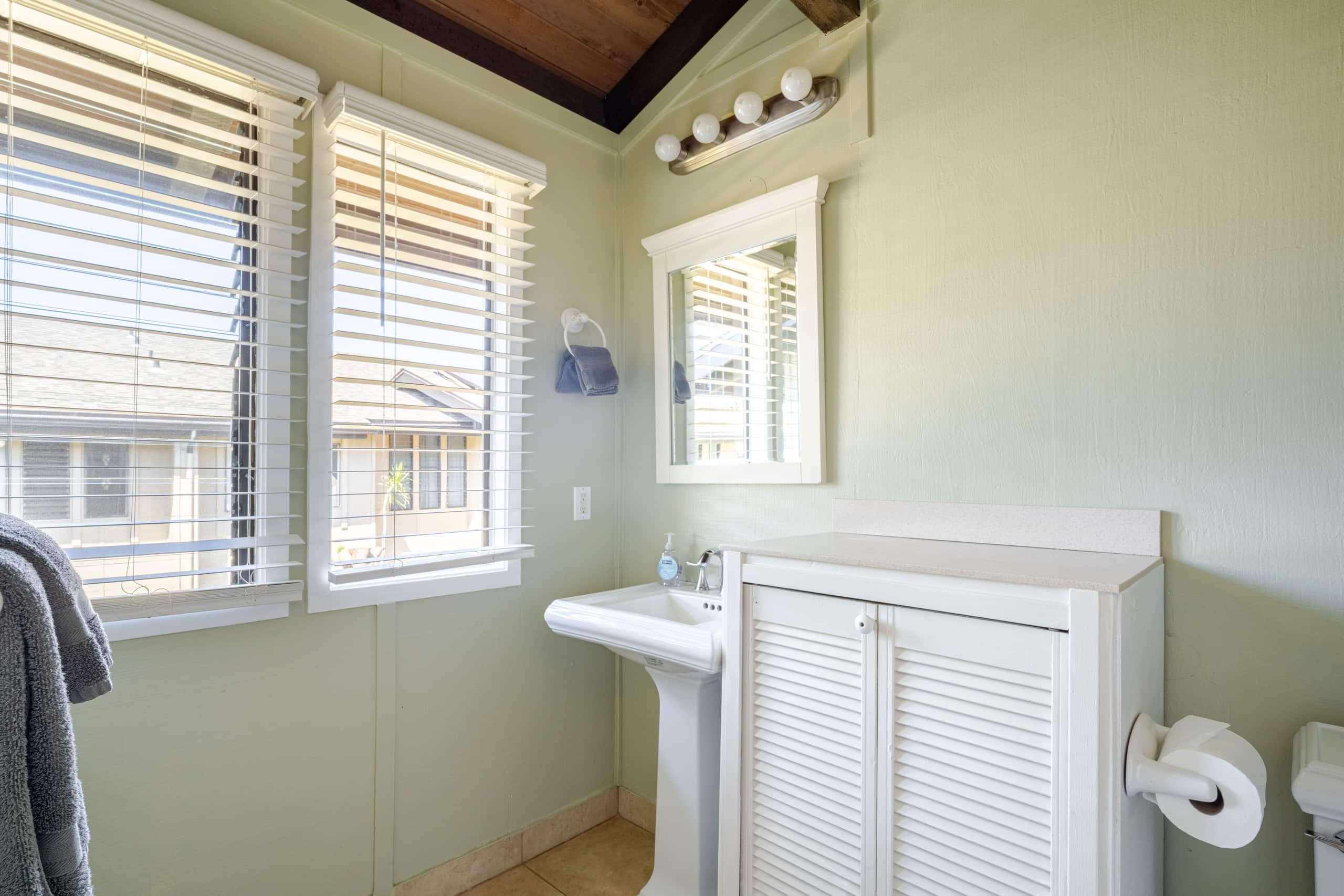 Airy Apt w/AC Walk to Beach, King Bed, Pool - Photo 9
