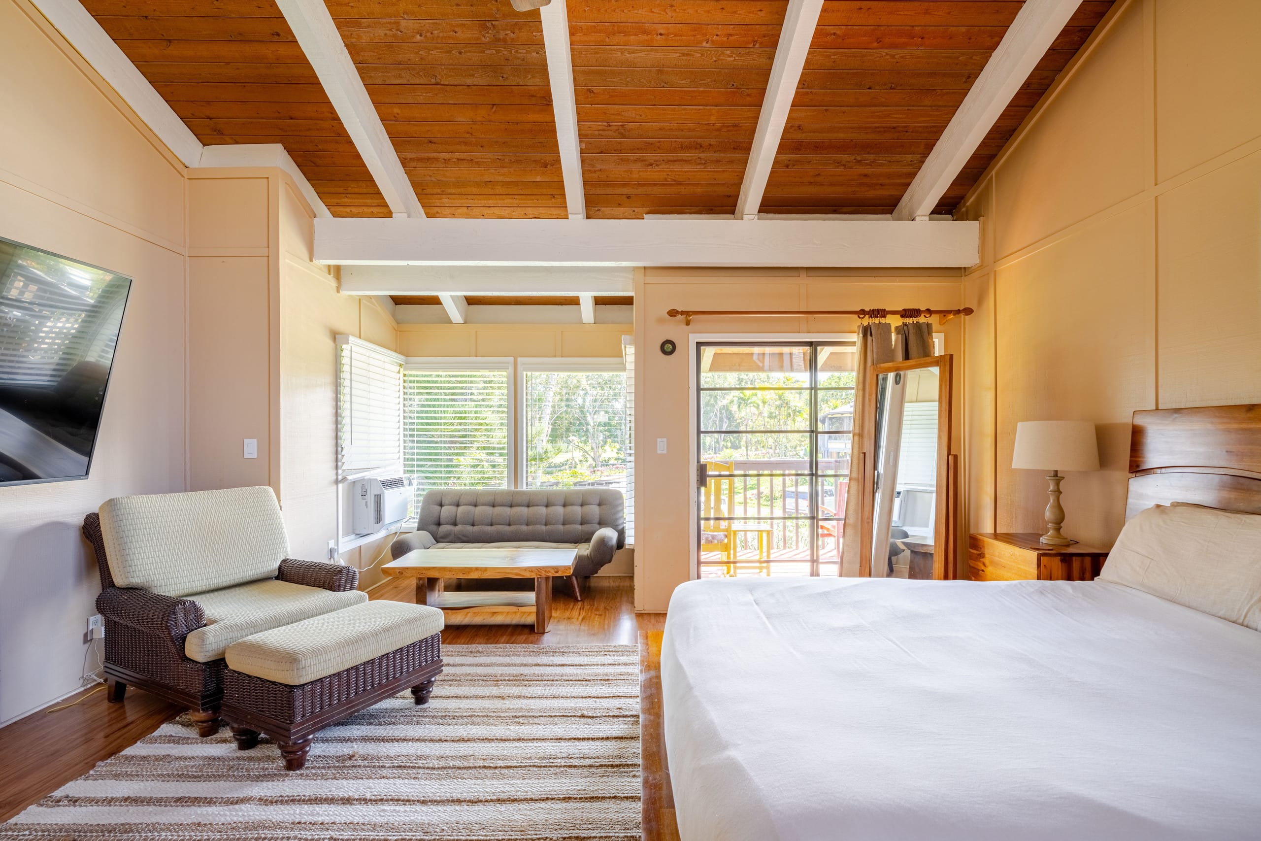 Airy Apt w/AC Walk to Beach, King Bed, Pool - Main photo