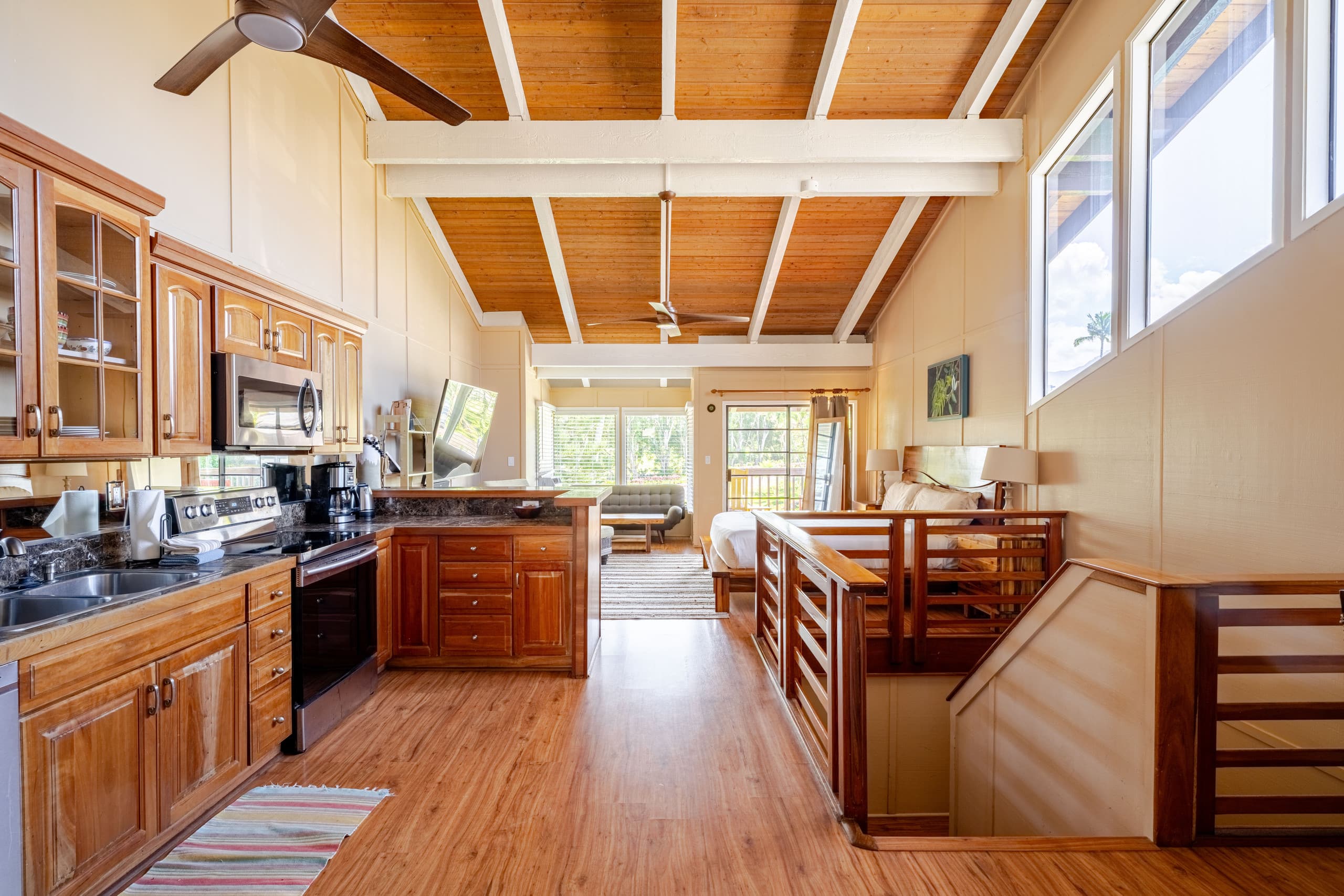 Airy Apt w/AC Walk to Beach, King Bed, Pool - Photo 3
