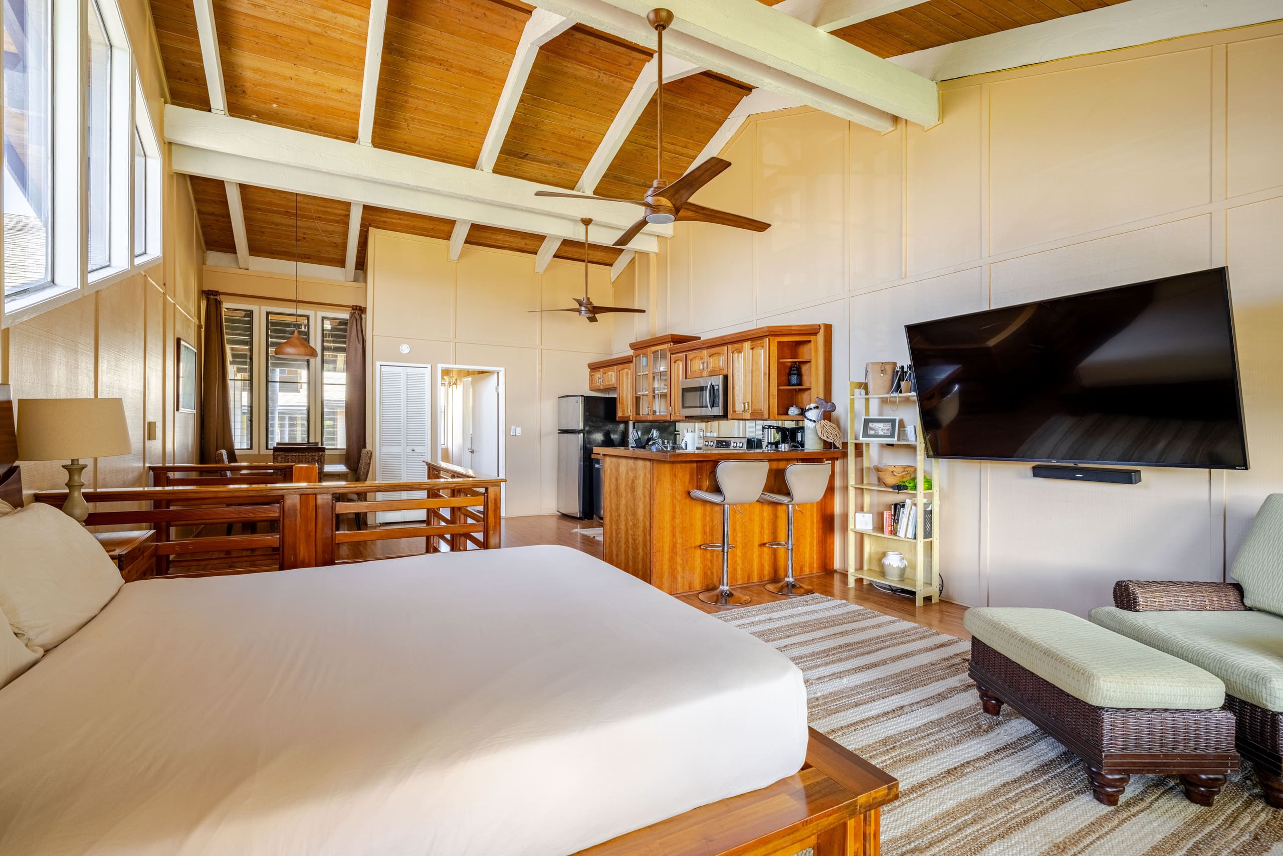 Airy Apt w/AC Walk to Beach, King Bed, Pool - Photo 2