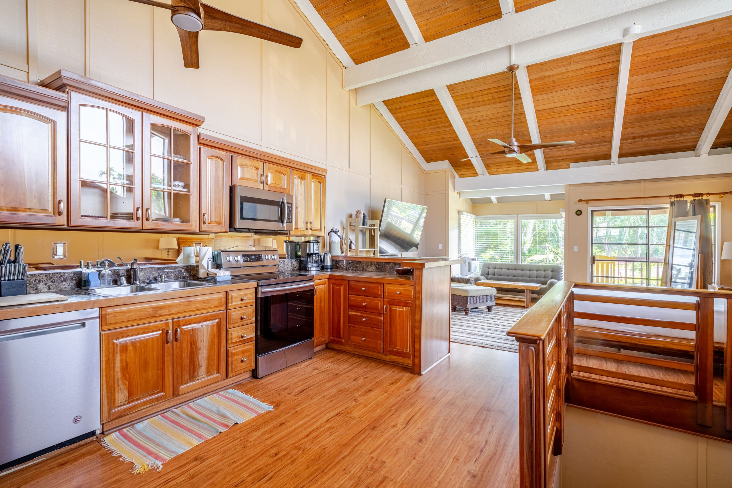 Airy Apt w/AC Walk to Beach, King Bed, Pool - Photo 4