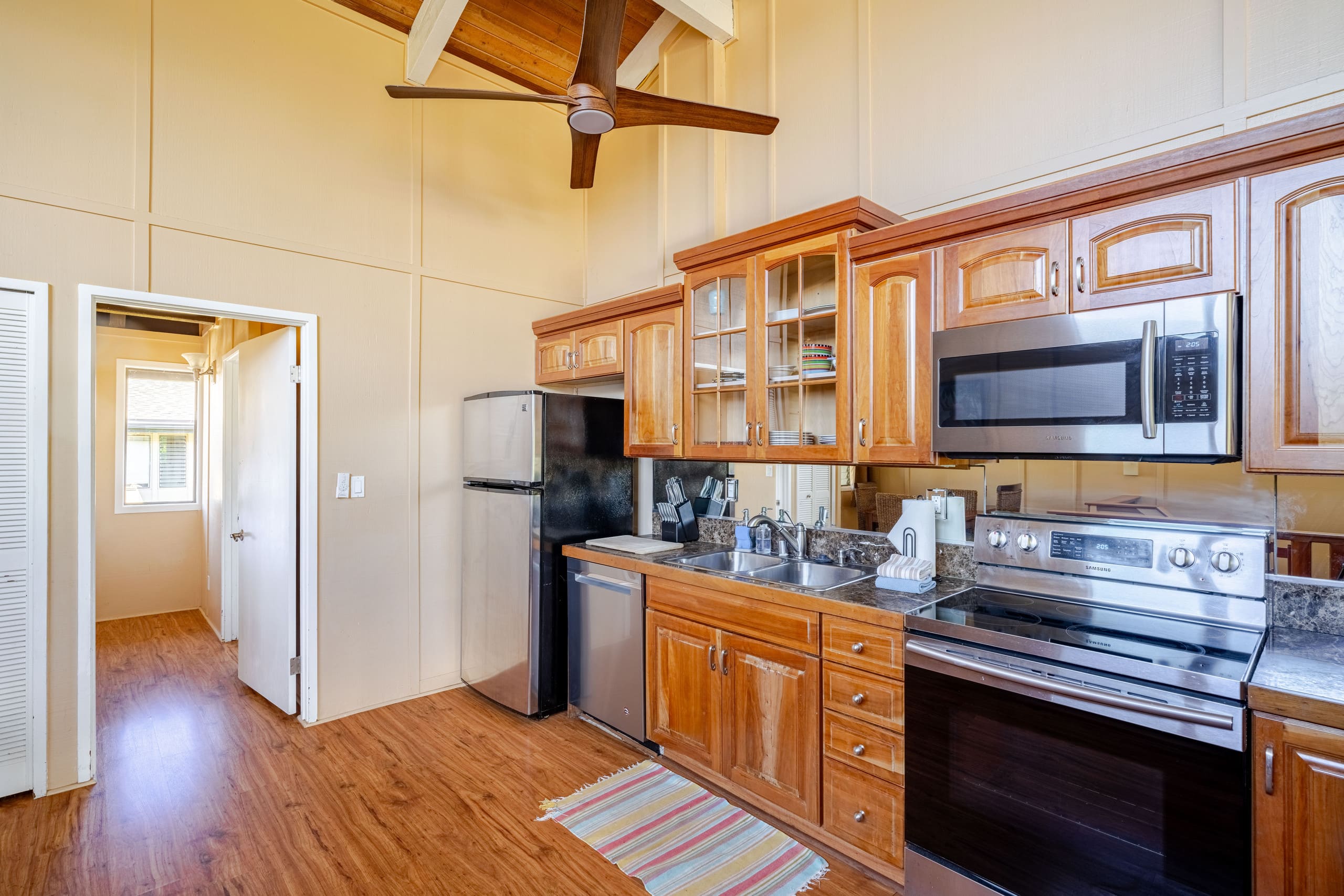 Airy Apt w/AC Walk to Beach, King Bed, Pool - Photo 6