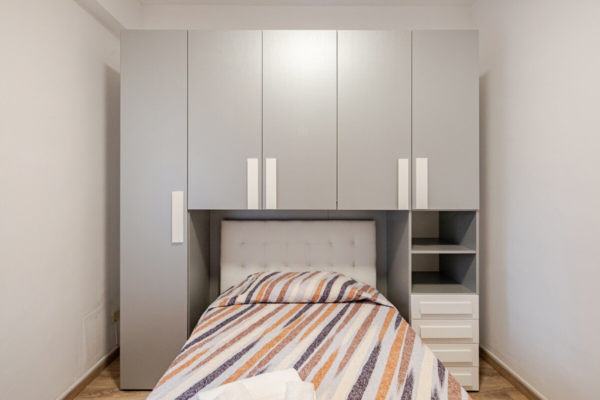 Útulná izba s manželskou posteľou, veľkým šatníkom a stolom. Je svetlý a klimatizovaný, ideálny pre tých, ktorí chcú počas svojho pobytu vo Viterbe zažiť pohodlie a pokoj.