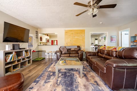 Alb.Uptown,  dog friendly  walk to food and shops.