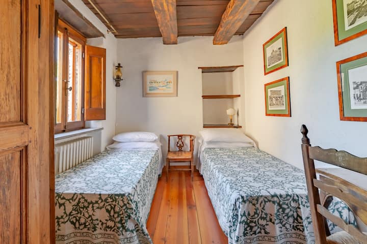 Camera con due letti singoli e bagno in comune.