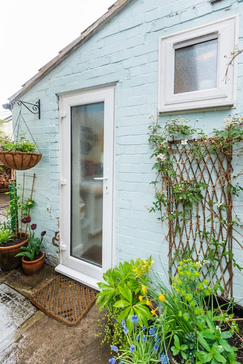 Successful Airbnb property: The Little Blue House in Eastville