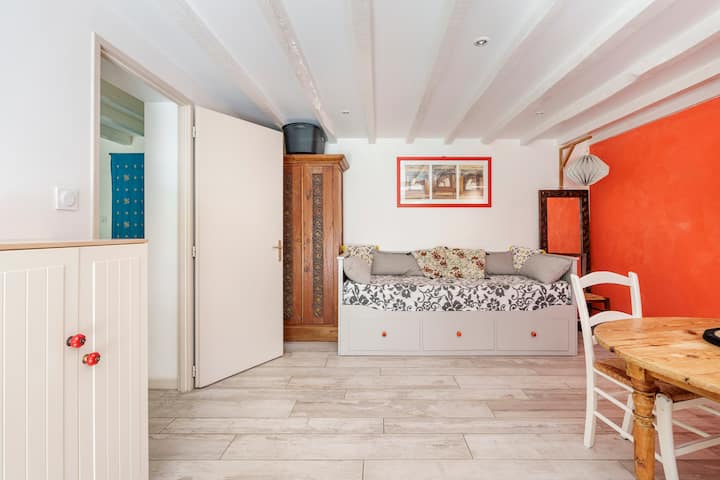 всекидневна ,разтегателен диван в 180 