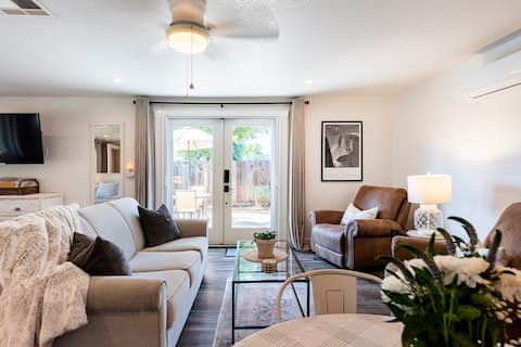 Peach Ave Bedsit - Rural Living near Old Town!