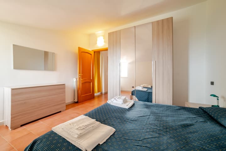 Dormitorio doble con armario grande y vestidor