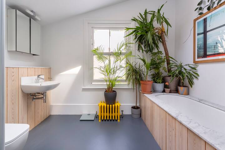 Elegant 5-Bed Victorian | Sleeps 10-12 Guests gallery image 5