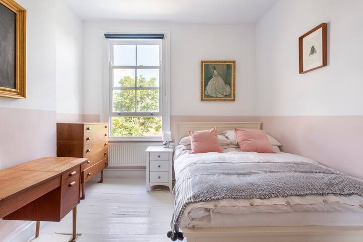 Elegant 5-Bed Victorian | Sleeps 10-12 Guests gallery image 4