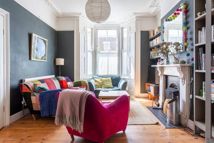 Elegant 5-Bed Victorian | Sleeps 10-12 Guests gallery image 3