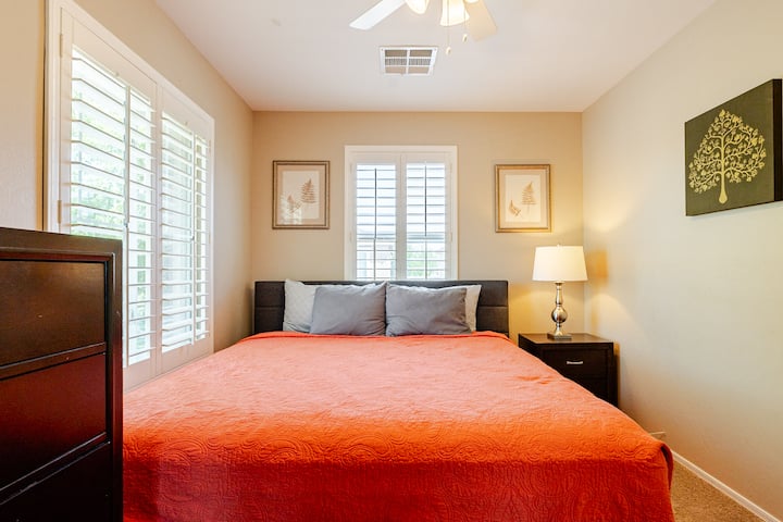 次卧有一张加大双人床等着您