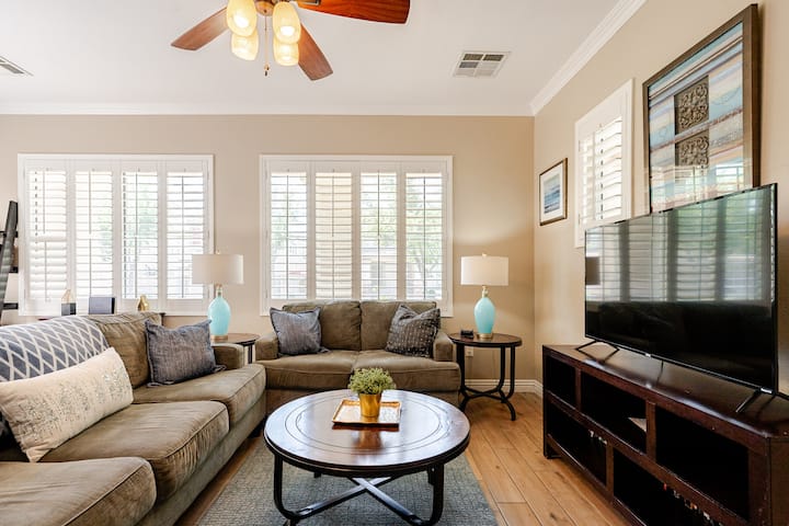 带Hulu Live的美丽舒适客厅