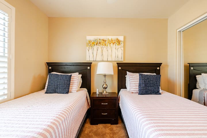 舒适的双人床扩展空间，为每个人提供自己的床。