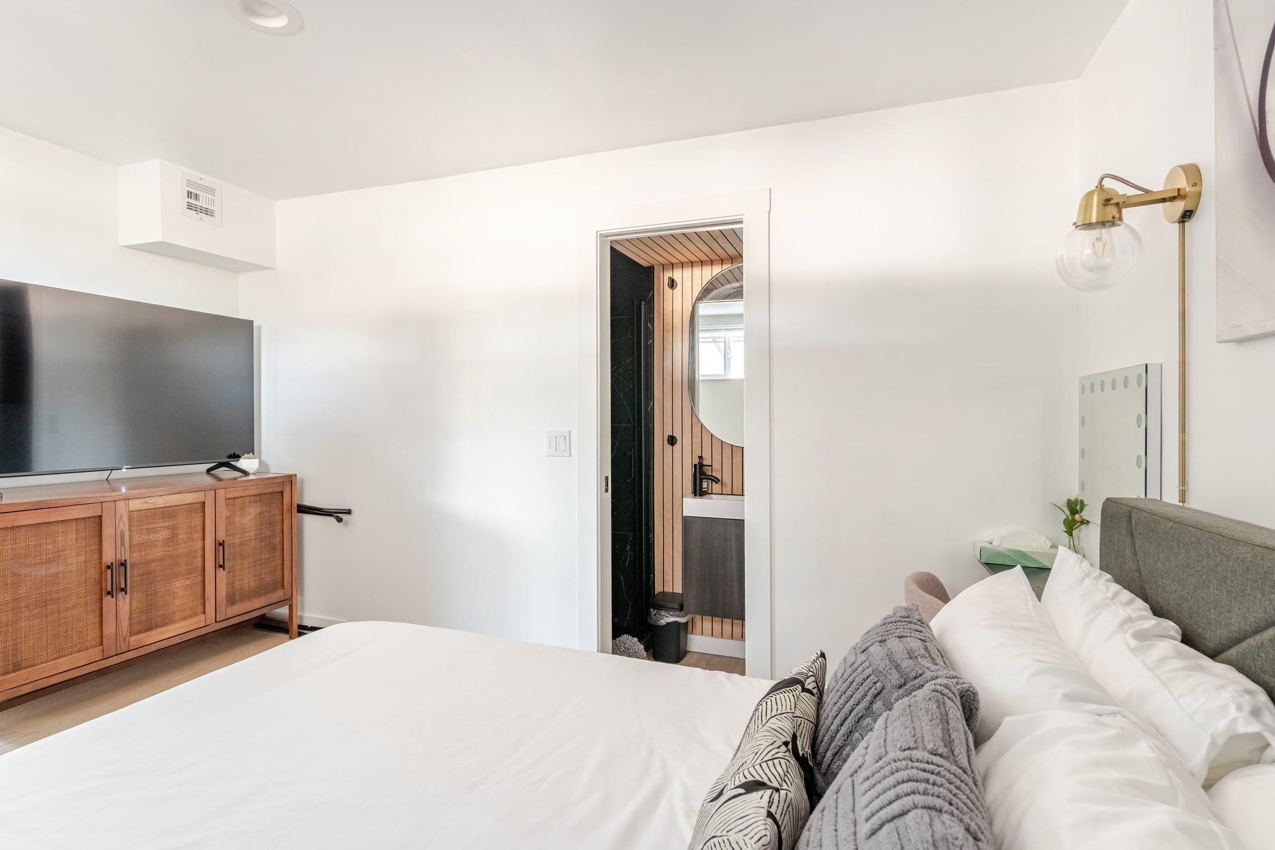 Guesthouse in South San Francisco · ★4.92 · 2 bedrooms · 3 beds · 2 private baths - Image 6