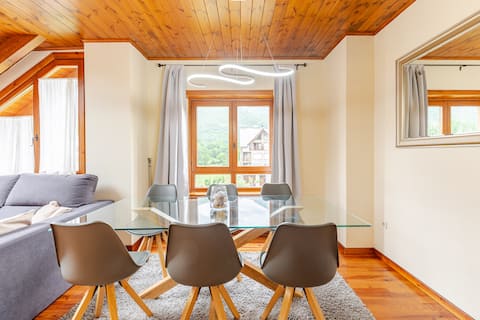Three bedroom attic with beautiful mountain views