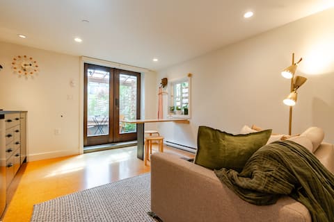 Popular Airbnb listing: Modern Garden Suite, close to Skytrain & the Drive in Vancouver