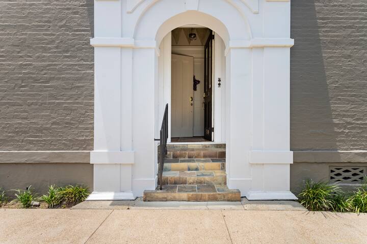 Elegant Luxurious Corporate Rental Garden District gallery image 3