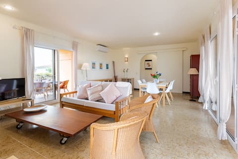Popular Airbnb listing: "Mar i Muntanya" bright, independant apartment. in L'escala