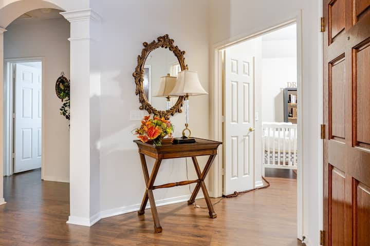 Te damos la bienvenida a nuestro alojamiento, hermoso concepto abierto. La mesa consola de entrada Earnest Hemingway ancla el espacio, decorada con una lámpara, flores y espejo para tu comodidad, estudio a la derecha, espacio para que trabajes, puerta doble francesa para estudiar con privacidad.