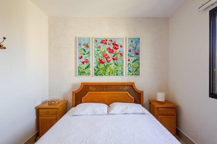 Habitación 1 - Suite de la pareja - Cama tamaño queen y armario - Con aire acondicionado y ventilador de techo.